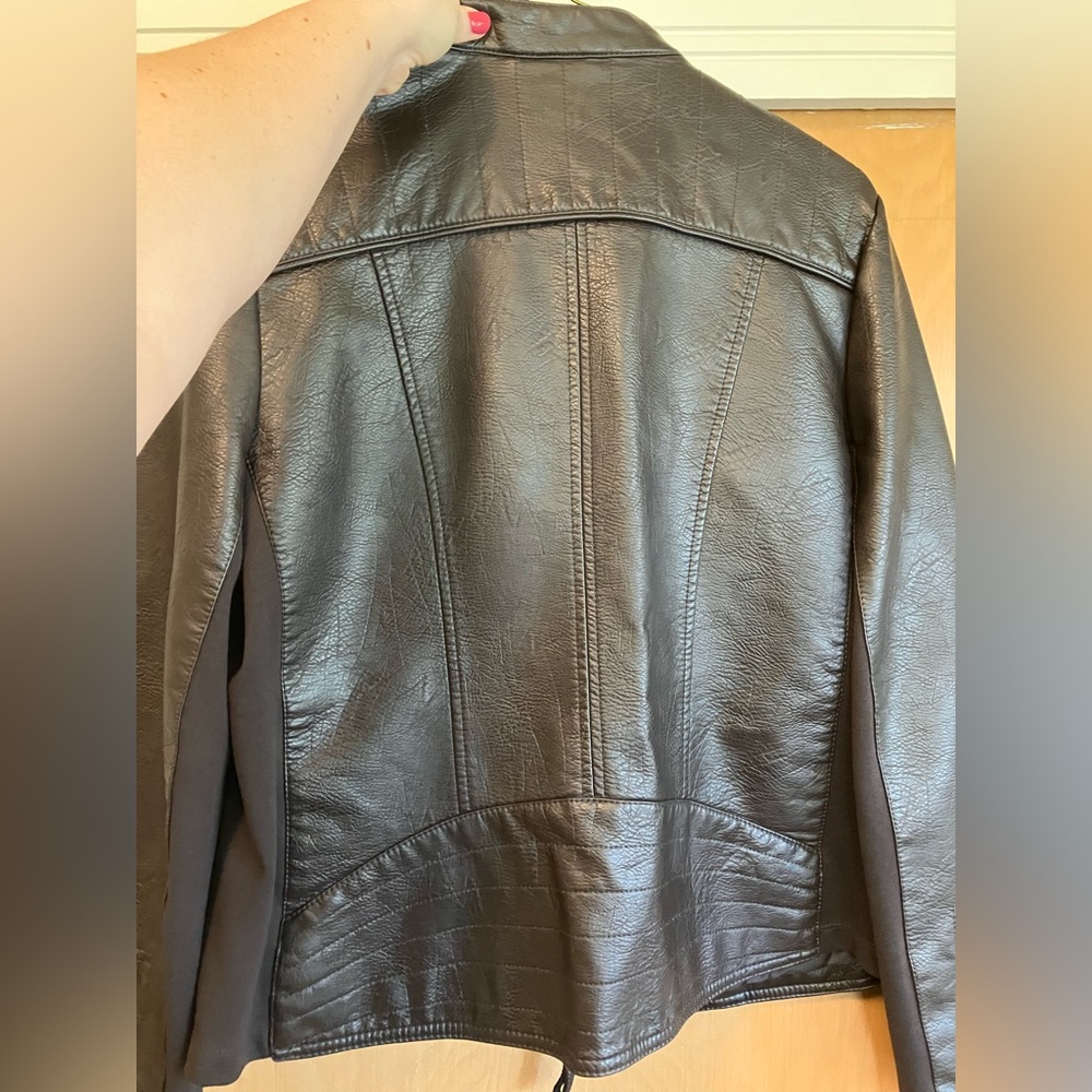 leather jacket - Picture 2 of 7